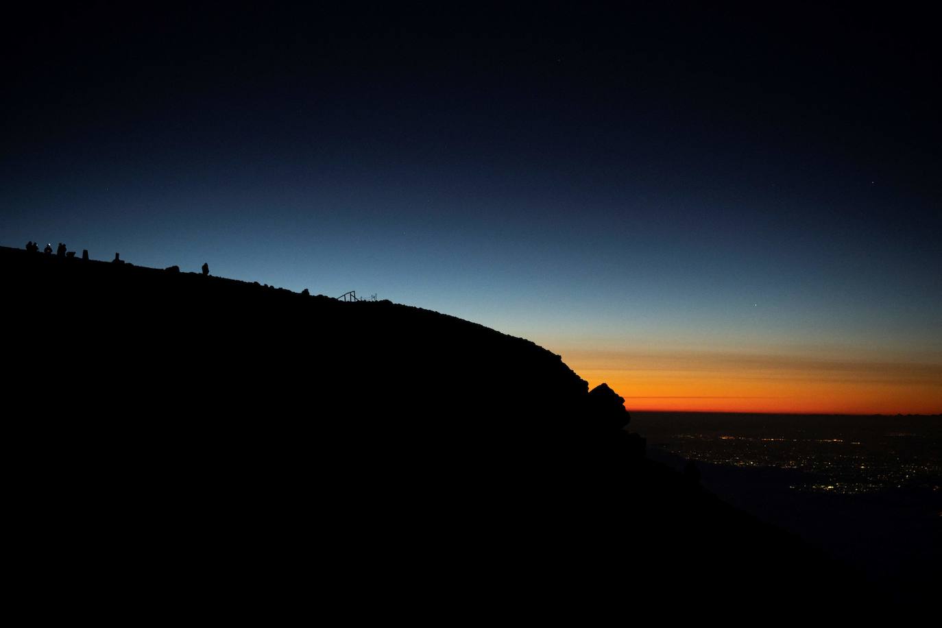 Japón es uno de los países que más sorprende a sus visitantes. La enorme diferencia cultural que surge al contemplar la sociedad nipona se extiende a sus paisajes, uno de cuyos exponentes más representativos es el monte Fuji, ubicado a escasos 70 kilómetros de Tokio, la capital del país. Unas montañas, valles y cerros con un encanto distinto al verde asturiano y bombeadas parcialmente por un volcán que es el principal emblema japonés.