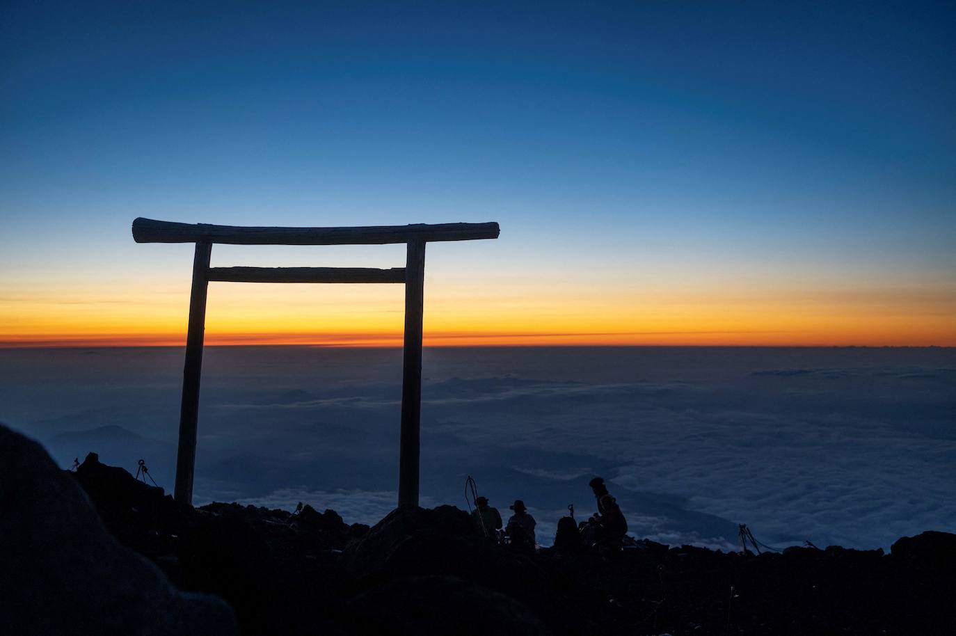 Japón es uno de los países que más sorprende a sus visitantes. La enorme diferencia cultural que surge al contemplar la sociedad nipona se extiende a sus paisajes, uno de cuyos exponentes más representativos es el monte Fuji, ubicado a escasos 70 kilómetros de Tokio, la capital del país. Unas montañas, valles y cerros con un encanto distinto al verde asturiano y bombeadas parcialmente por un volcán que es el principal emblema japonés.