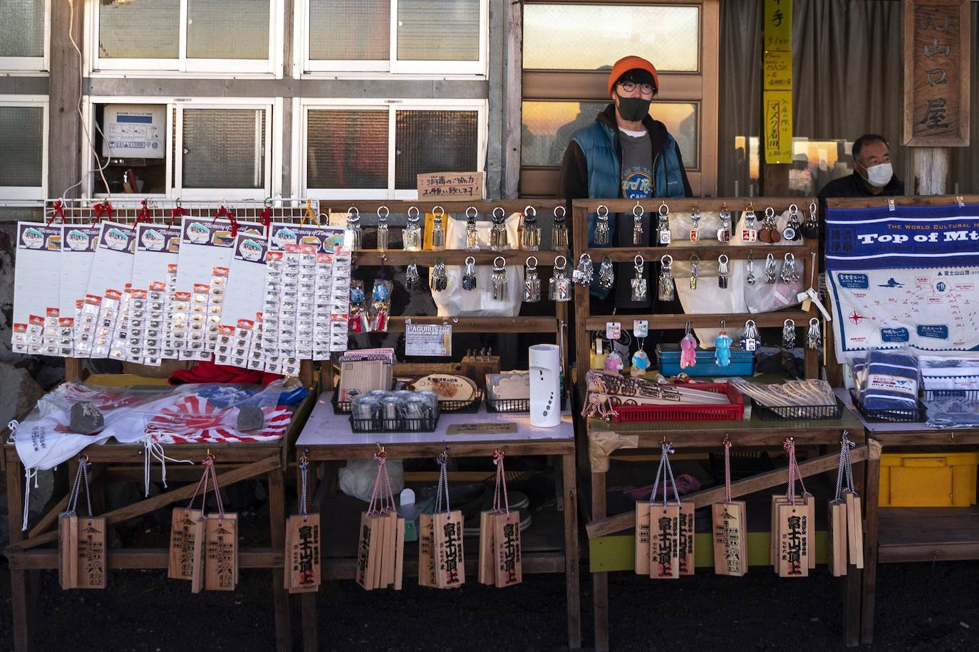 Japón es uno de los países que más sorprende a sus visitantes. La enorme diferencia cultural que surge al contemplar la sociedad nipona se extiende a sus paisajes, uno de cuyos exponentes más representativos es el monte Fuji, ubicado a escasos 70 kilómetros de Tokio, la capital del país. Unas montañas, valles y cerros con un encanto distinto al verde asturiano y bombeadas parcialmente por un volcán que es el principal emblema japonés.