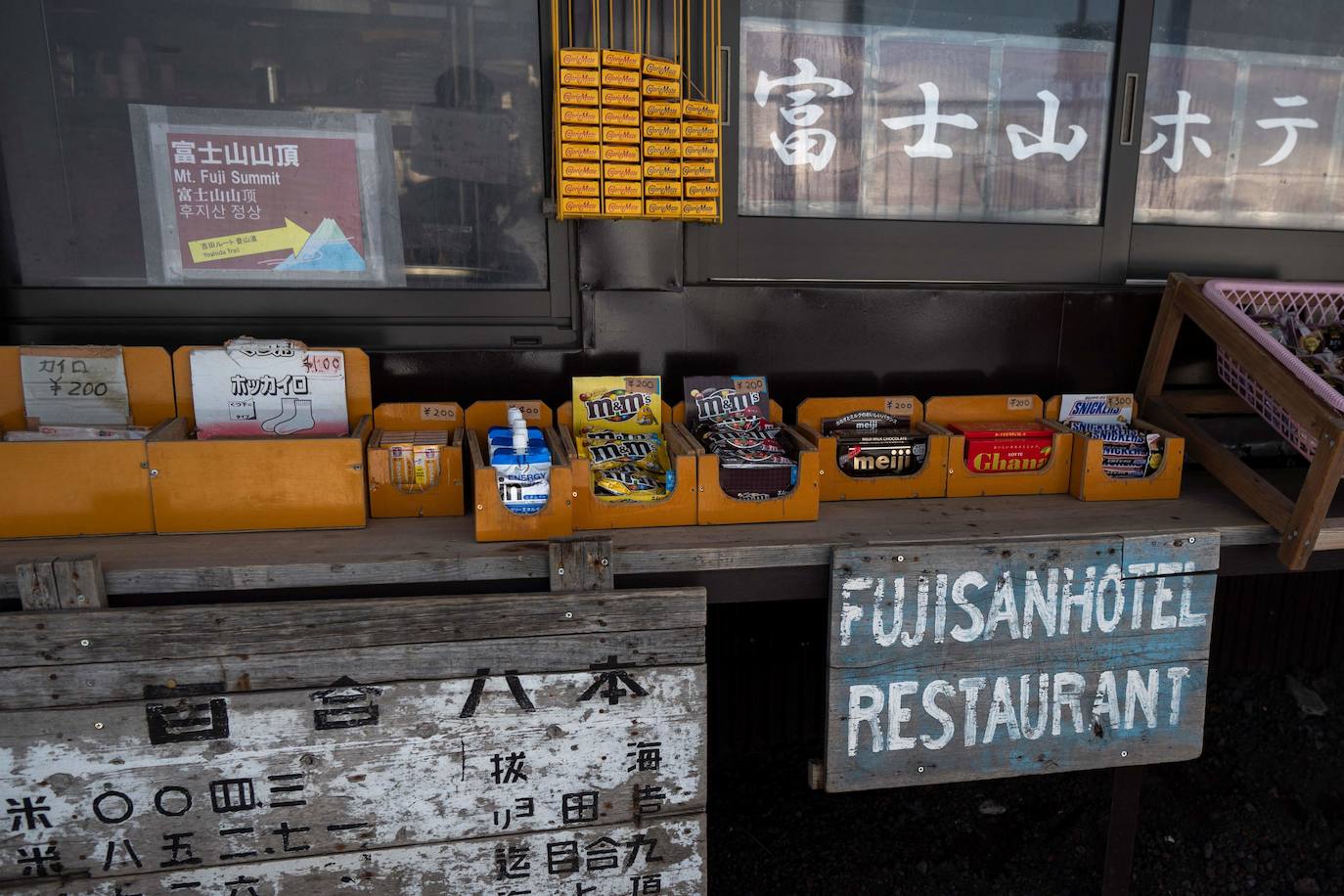 Japón es uno de los países que más sorprende a sus visitantes. La enorme diferencia cultural que surge al contemplar la sociedad nipona se extiende a sus paisajes, uno de cuyos exponentes más representativos es el monte Fuji, ubicado a escasos 70 kilómetros de Tokio, la capital del país. Unas montañas, valles y cerros con un encanto distinto al verde asturiano y bombeadas parcialmente por un volcán que es el principal emblema japonés.