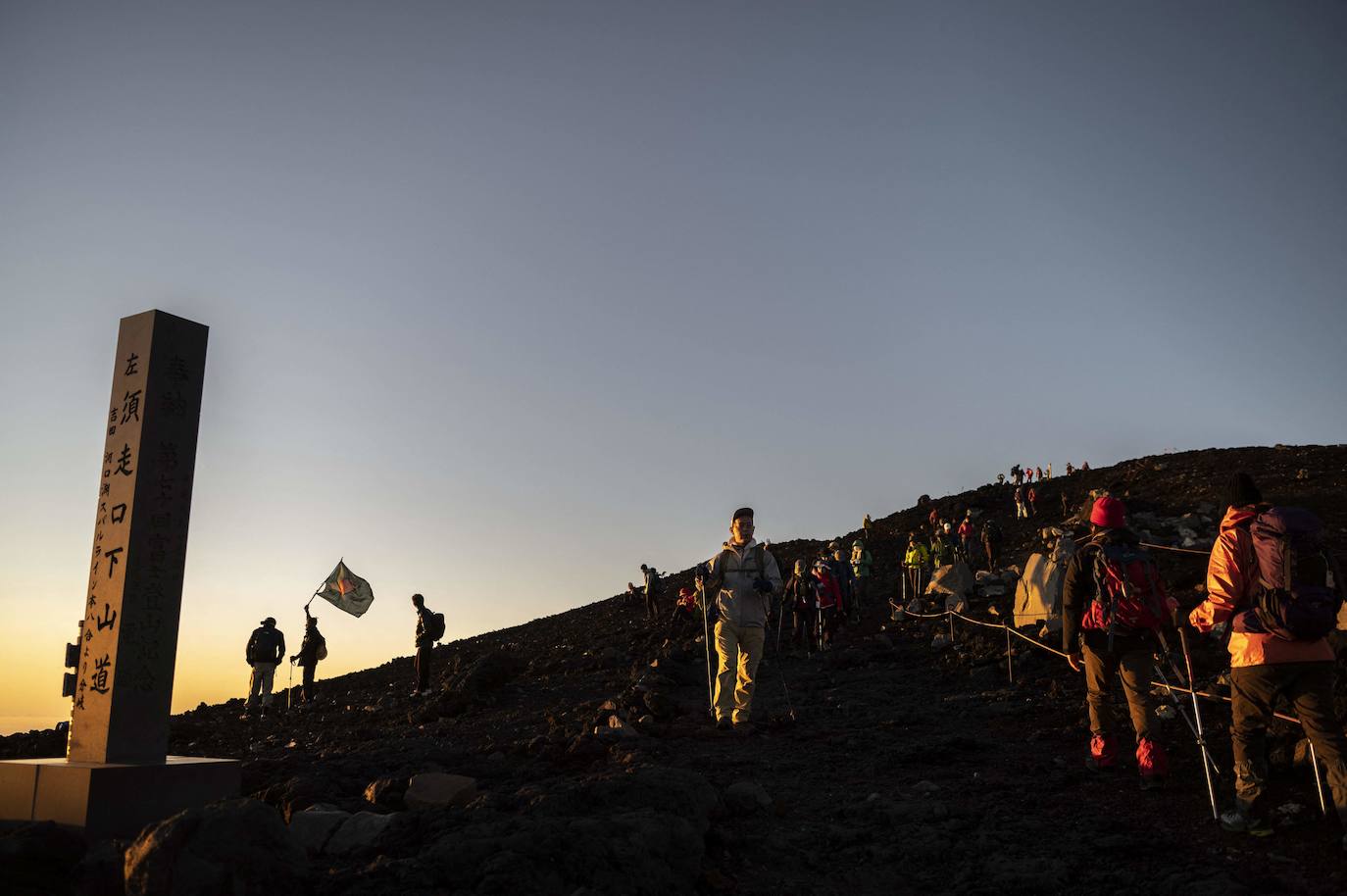 Japón es uno de los países que más sorprende a sus visitantes. La enorme diferencia cultural que surge al contemplar la sociedad nipona se extiende a sus paisajes, uno de cuyos exponentes más representativos es el monte Fuji, ubicado a escasos 70 kilómetros de Tokio, la capital del país. Unas montañas, valles y cerros con un encanto distinto al verde asturiano y bombeadas parcialmente por un volcán que es el principal emblema japonés.