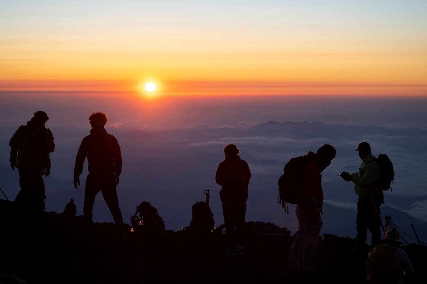 Japón es uno de los países que más sorprende a sus visitantes. La enorme diferencia cultural que surge al contemplar la sociedad nipona se extiende a sus paisajes, uno de cuyos exponentes más representativos es el monte Fuji, ubicado a escasos 70 kilómetros de Tokio, la capital del país. Unas montañas, valles y cerros con un encanto distinto al verde asturiano y bombeadas parcialmente por un volcán que es el principal emblema japonés.