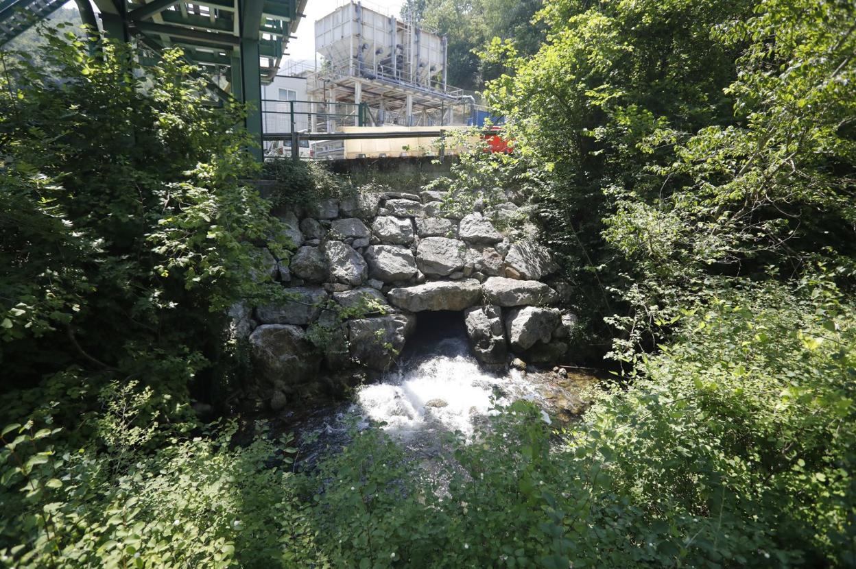 Desague el río Huerna con la depuradora de fondo. 