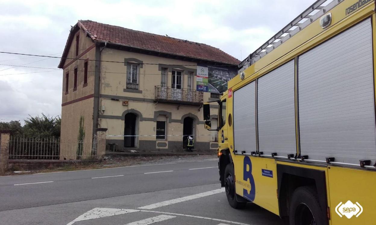 Bomberos de Asturias entrando en la casa abandonada. 