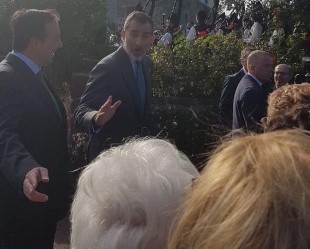 Don Felipe, sorprendido al ver entre el público a Menchu Álvarez del Valle en su visita a Poreñu, Pueblo Ejemplar 2017. 