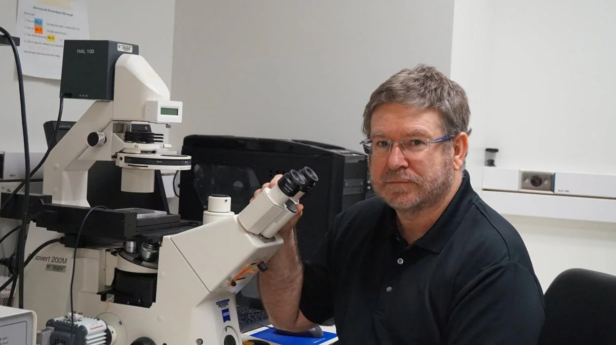 Juan Fueyo, en su laboratorio de Texas. 