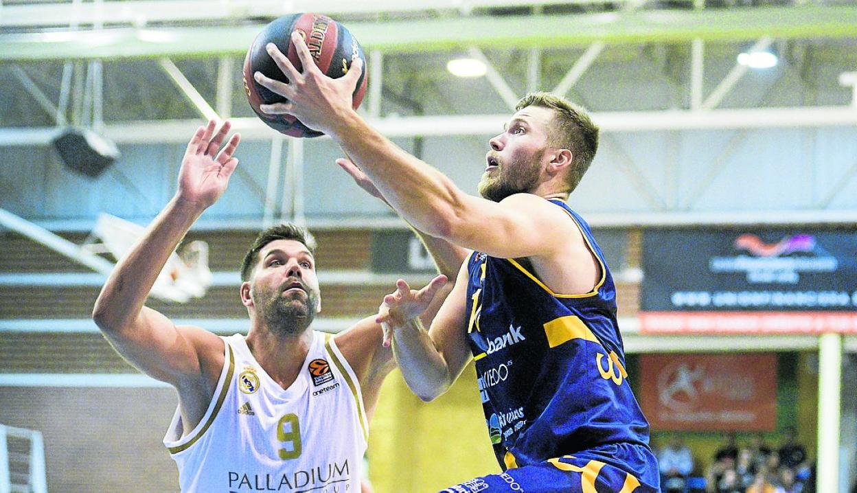 Matti Nuutinen y Felipe Reyes, durante el Torneo Liberbank Ciudad de Oviedo del 2019. 