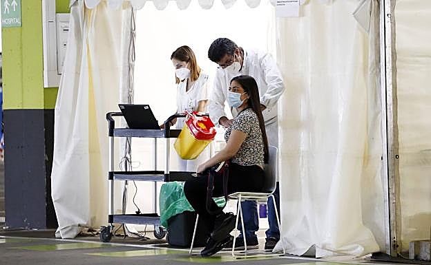 Los hospitales mantienen la presión, en una jornada con 372 casos y dos fallecimientos