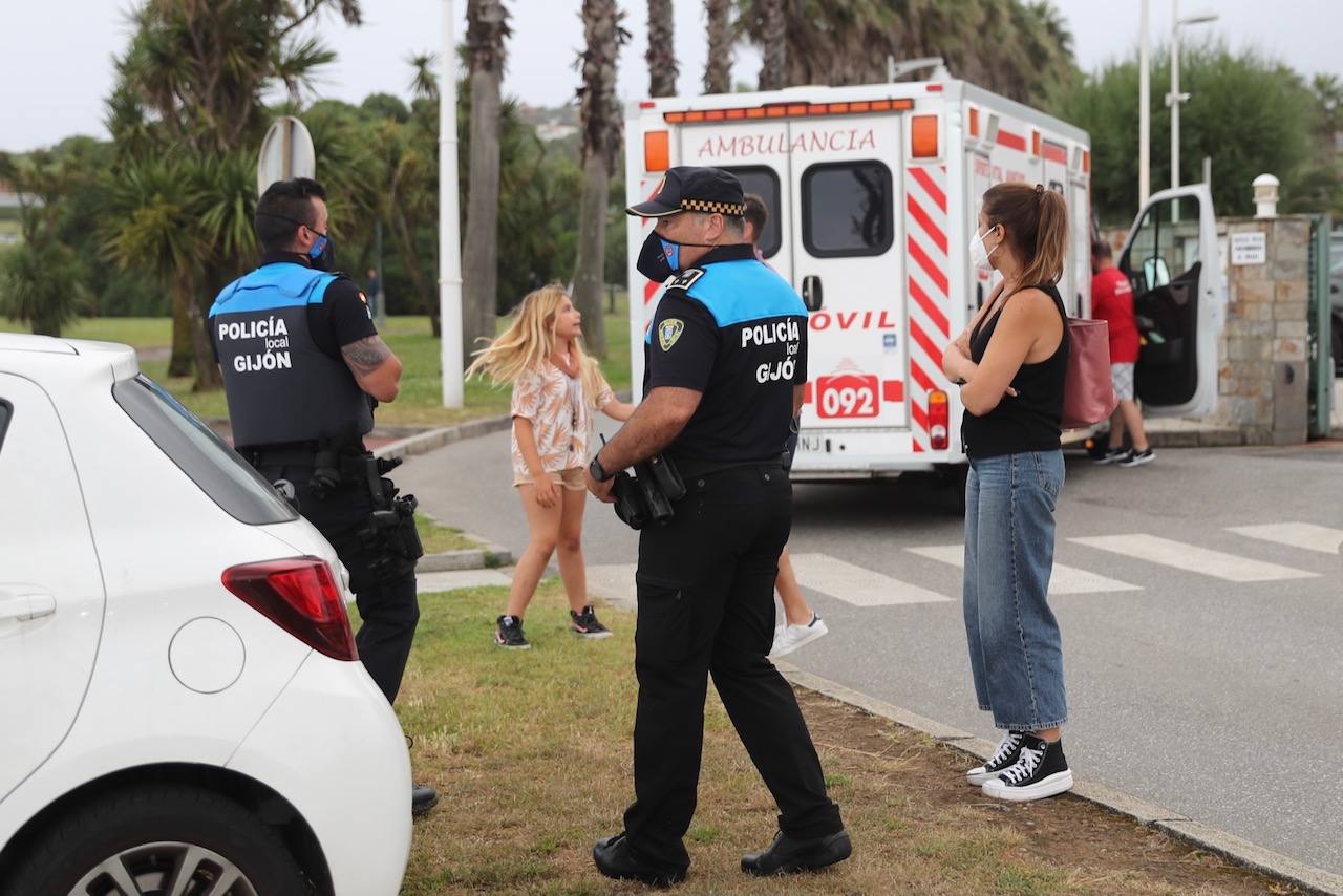 Una persona ha fallecido y otra ha resultado herida este viernes en Gijón después de que volcase la lancha en la que se encontraban pescando a causa de un golpe de mar. 