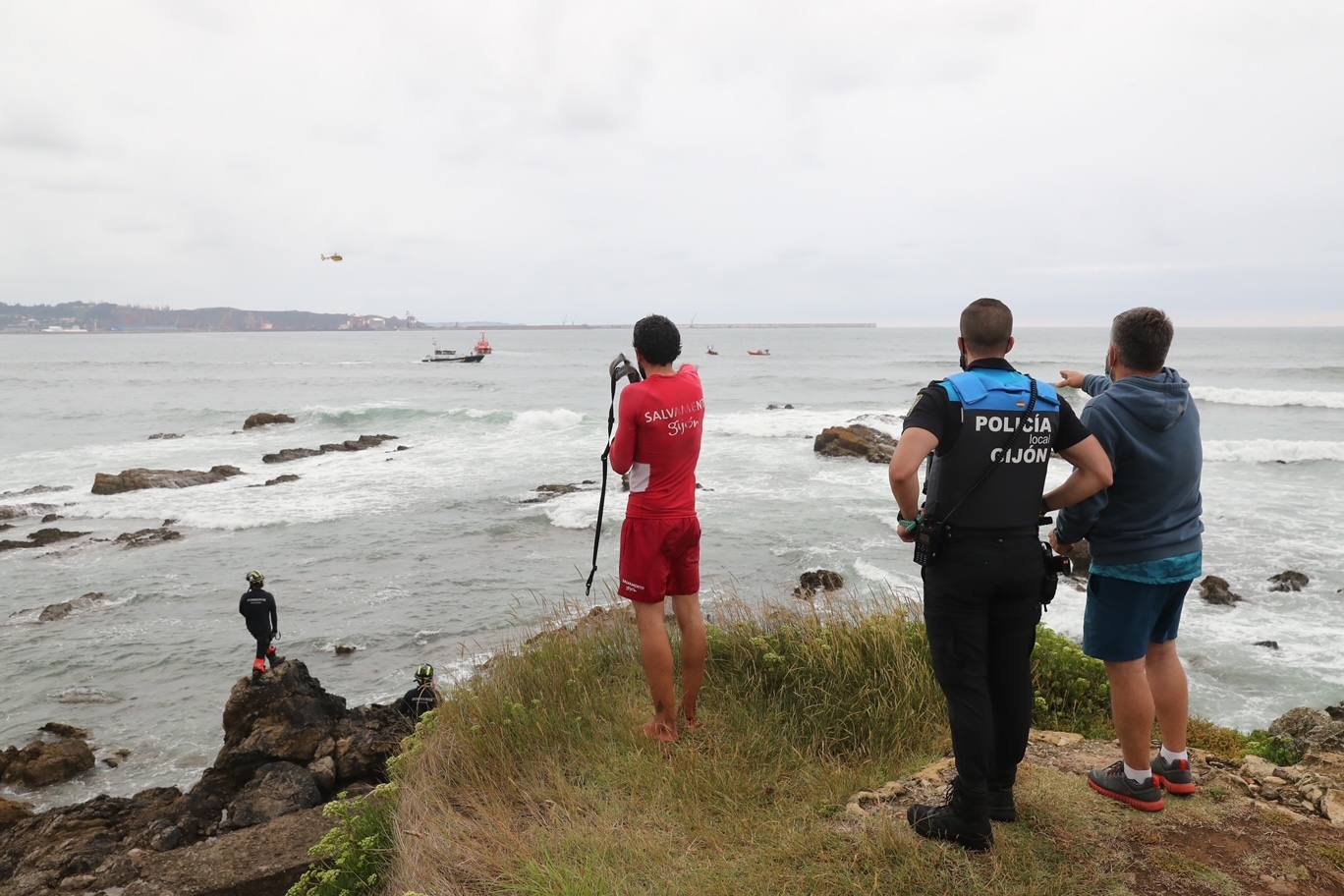 Una persona ha fallecido y otra ha resultado herida este viernes en Gijón después de que volcase la lancha en la que se encontraban pescando a causa de un golpe de mar. 