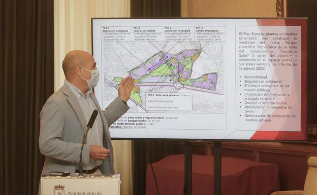 Un técnico explica los detalles del proyecto de ampliación del Parque Científico.