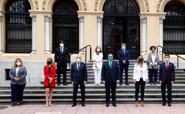 Lydia Espina, a la izquierda, en su primera foto de familia con todo el Gobierno regional, en la mañana de este jueves 