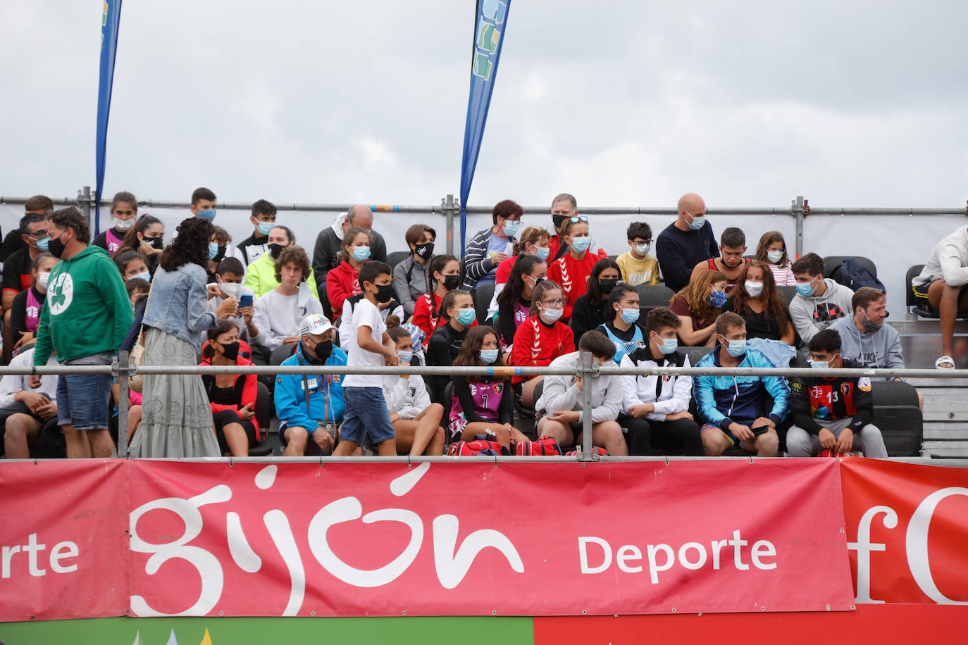 El Torneo Arena 1.000 del circuito nacional de balonmano playa ha vivido una nueva apasionante jornada en la playa de Poniente. El arenal gijonés acogerá mañana la jornada de clausura del evento, con la disputa de las finales sénior y juvenil. 