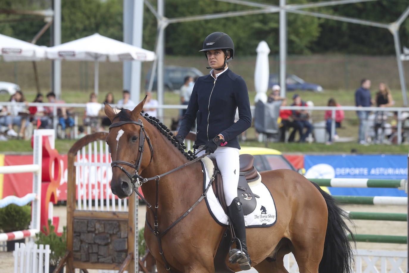 Las jóvenes amazonas fueron las protagonistas de la jornada del sábado en el CSN 3 estrellas del Gijón Horse Jumping que se disputa en el Chas. La mexicana Ángela González y la astur-catalana Sira Martínez Cullell se llevaron las dos pruebas más importantes, demostrando su valía y sus ganas de progresar. 