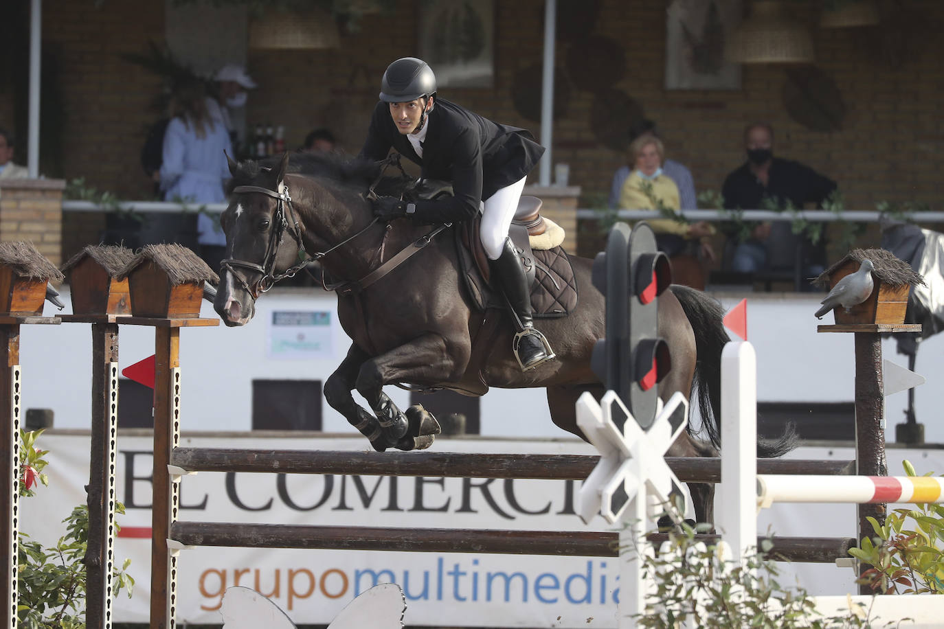 Las jóvenes amazonas fueron las protagonistas de la jornada del sábado en el CSN 3 estrellas del Gijón Horse Jumping que se disputa en el Chas. La mexicana Ángela González y la astur-catalana Sira Martínez Cullell se llevaron las dos pruebas más importantes, demostrando su valía y sus ganas de progresar. 