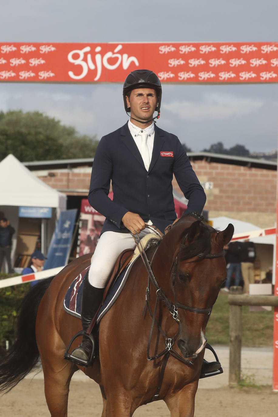 Las jóvenes amazonas fueron las protagonistas de la jornada del sábado en el CSN 3 estrellas del Gijón Horse Jumping que se disputa en el Chas. La mexicana Ángela González y la astur-catalana Sira Martínez Cullell se llevaron las dos pruebas más importantes, demostrando su valía y sus ganas de progresar. 