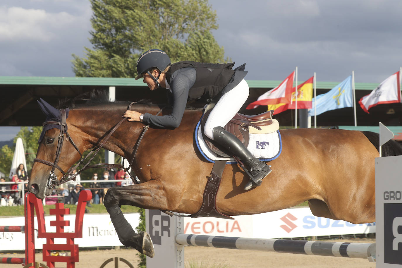 Las jóvenes amazonas fueron las protagonistas de la jornada del sábado en el CSN 3 estrellas del Gijón Horse Jumping que se disputa en el Chas. La mexicana Ángela González y la astur-catalana Sira Martínez Cullell se llevaron las dos pruebas más importantes, demostrando su valía y sus ganas de progresar. 