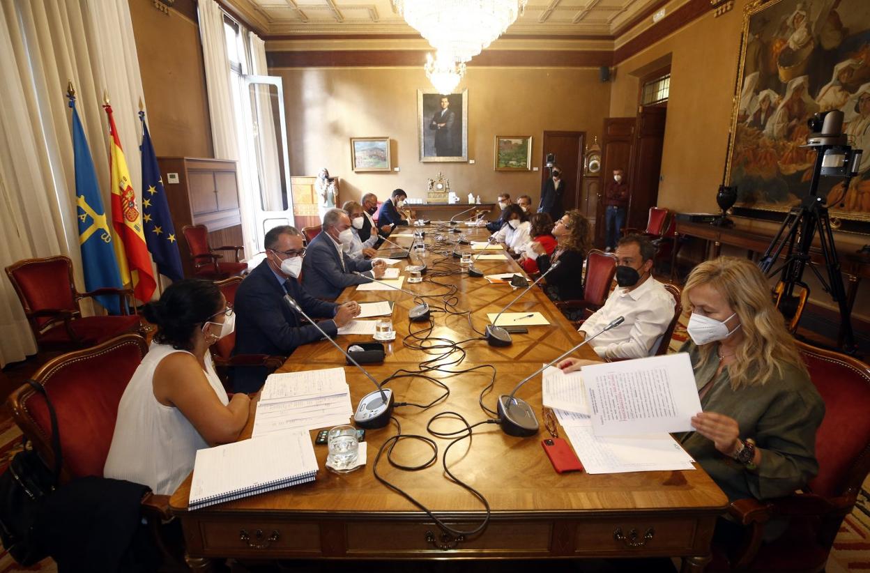 La comisión para el seguimiento de las medidas contra la covid, ayer, durante la reunión que mantuvo en la sala Argüelles de la Junta. 