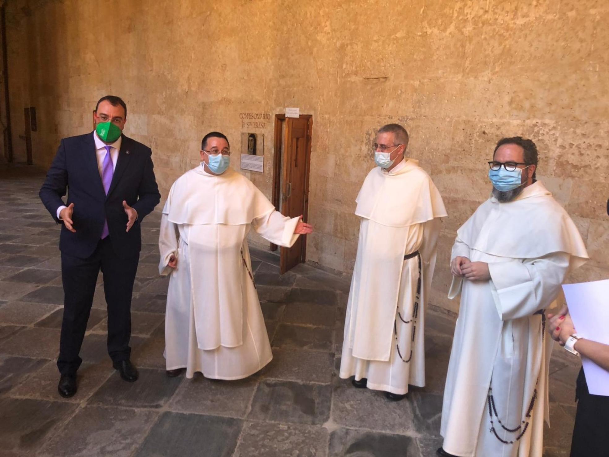 Adrián Barbón, con Rafael González, Manuel Ángel Juan y Jorge Luis Álvarez, en el claustro. 
