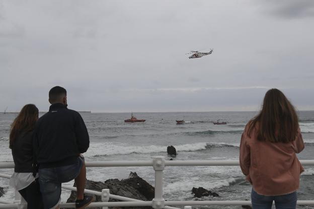 La operación de rescate fue seguida por muchas personas que paseaban en la tarde de ayer por El Rinconín. 