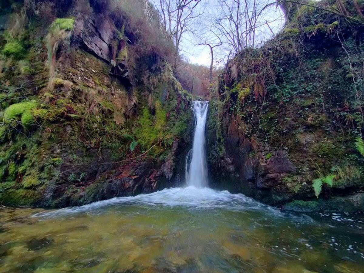 Vistas a la  Cascada del Chorrón  en el concejo de Piloña. 