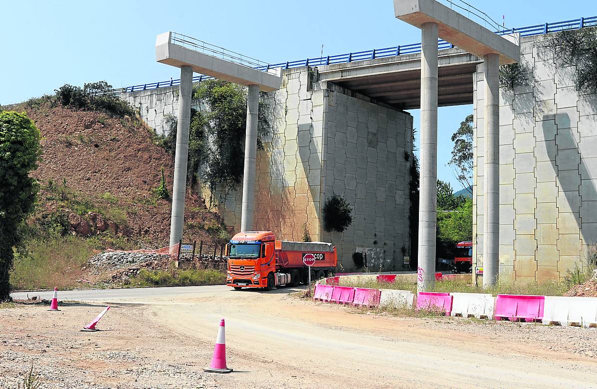 Puente situado sobre la carretera autonómica AS-370 en el que se acometerán las obras. j. m. pardo