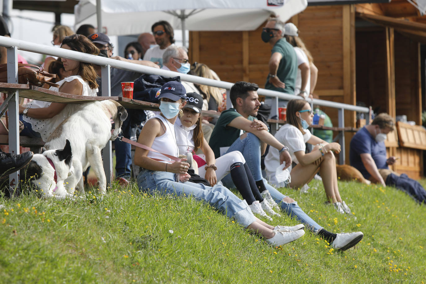 La amazona asturiana Carolina Villanueva, con 'Voice de Chenaie', ha sido la mejor del Gran Premio del primer CSN del Gijón Horse Jumping en un emocionante desempate