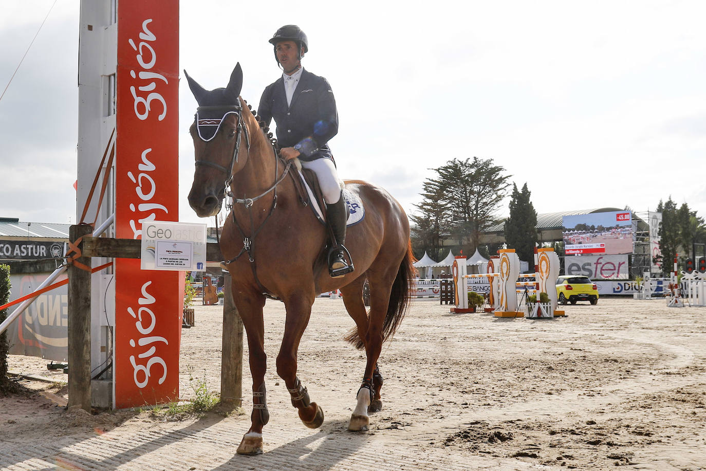 La amazona asturiana Carolina Villanueva, con 'Voice de Chenaie', ha sido la mejor del Gran Premio del primer CSN del Gijón Horse Jumping en un emocionante desempate