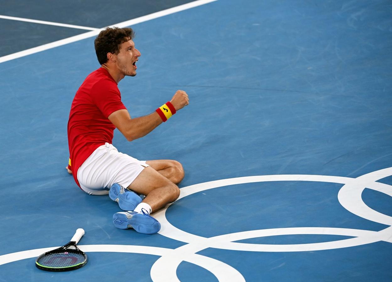 Pablo Carreño levanta el puño desde el suelo tras ganar el último punto del partido. 