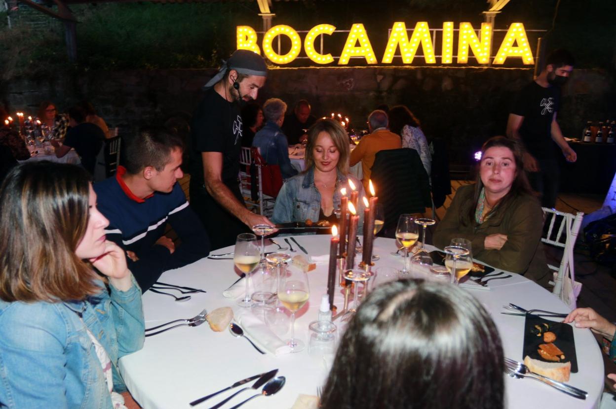 El cocinero Marcos Marcos Cienfuegos sirve los platos a los comensales en el Pozo Espinos, en el valle de Turón. 