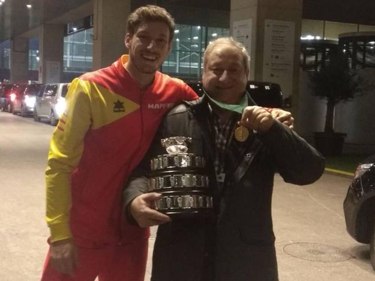 Pablo, con su padre, tras ganar la Copa Davis. 