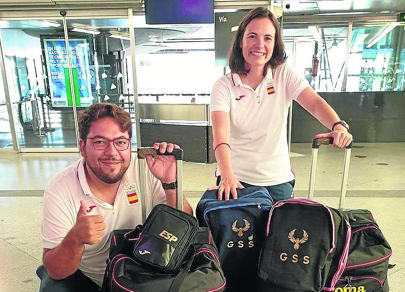 Alberto Fernández y Bea Martínez, en el aeropuerto. B. M. S.