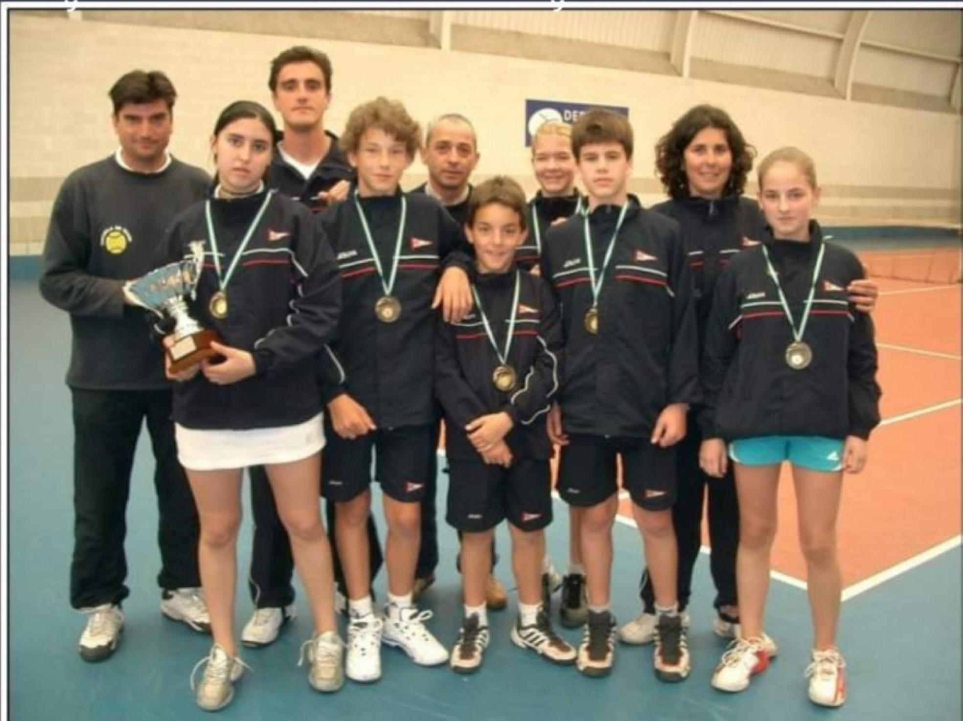 Pablo Carreño, segundo por la izquierda en la fila de adelante junto a Nacho González Muñiz en un torneo con el Grupo. 