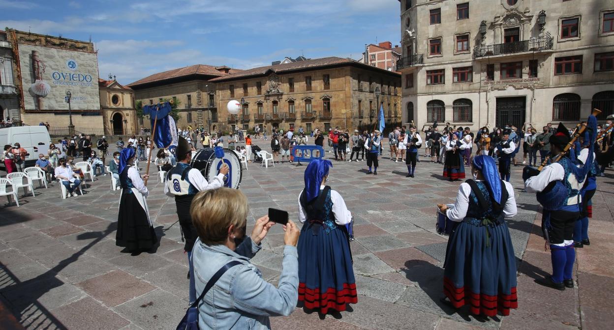 Jornada de folclore en la calle, en la plaza de la Catedral. 