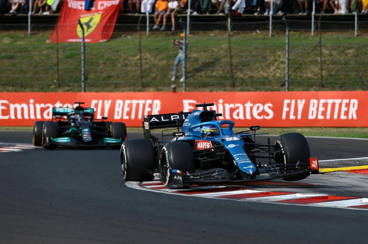 Alonso, en primer término, aguantó durante once vueltas las embestidas de Lewis Hamilton. 