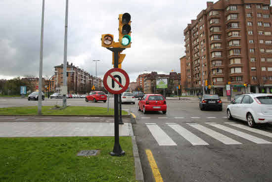 Un conductor es detenido en Gijón tras salirse de la carretera y derribar un semáforo