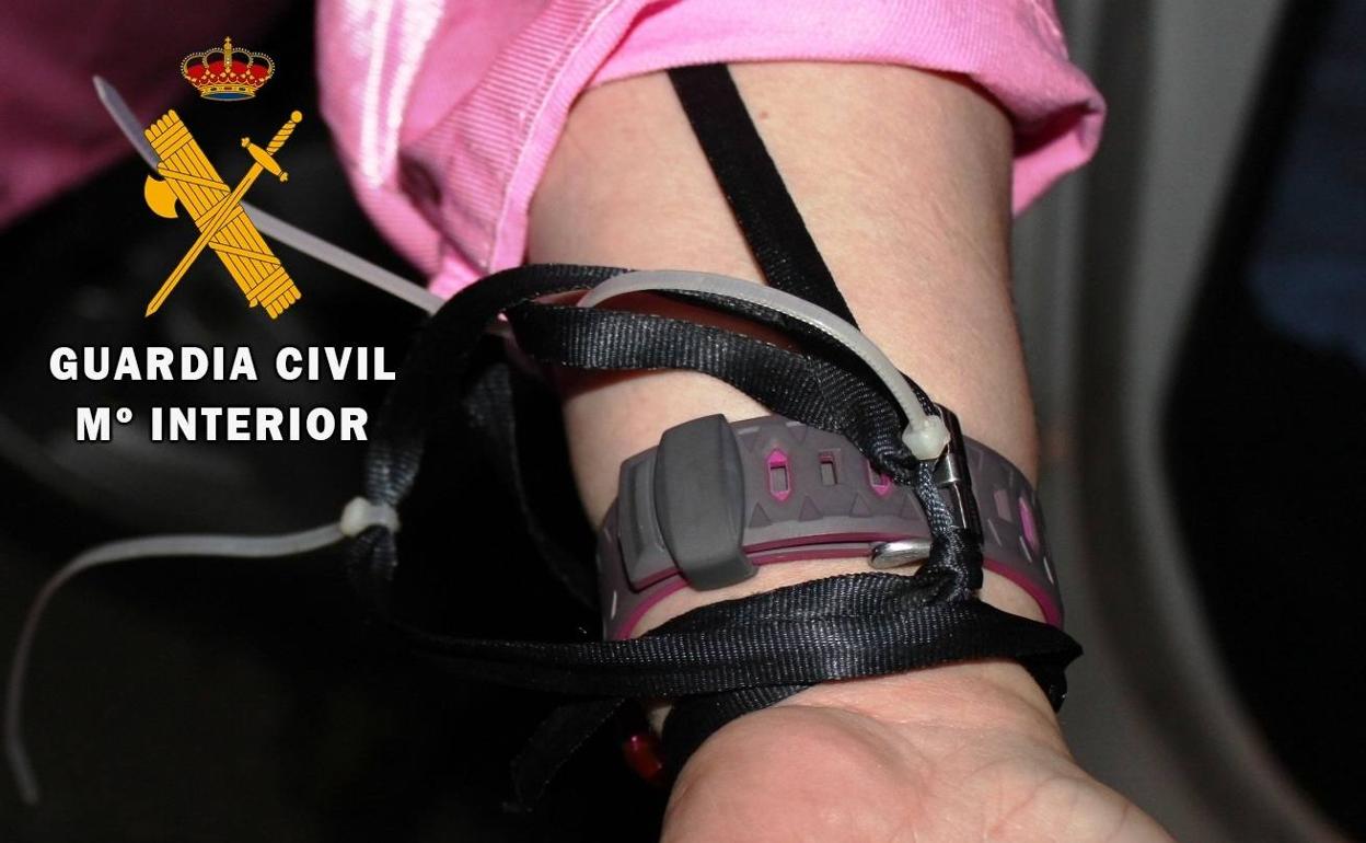 Las bridas que ataban a la supuesta víctima a su vehículo. 