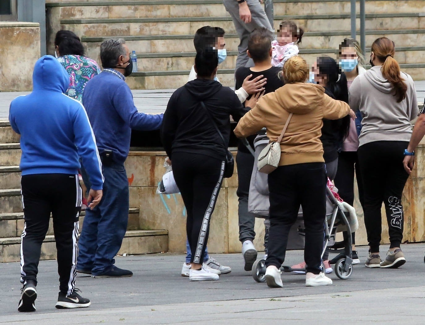 La salida del juzgado se produjo después de que los padres del bebé y de su heramana de 18 meses, vecinos de La Corredoria y de 24 y 25 años, compareciesen ante el juez y diesen su versión de los hechos