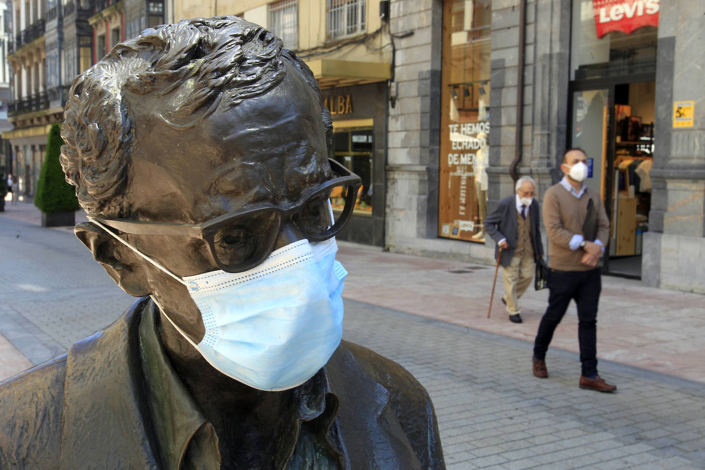 La estatua de Woody Allen con una mascarilla puesta.