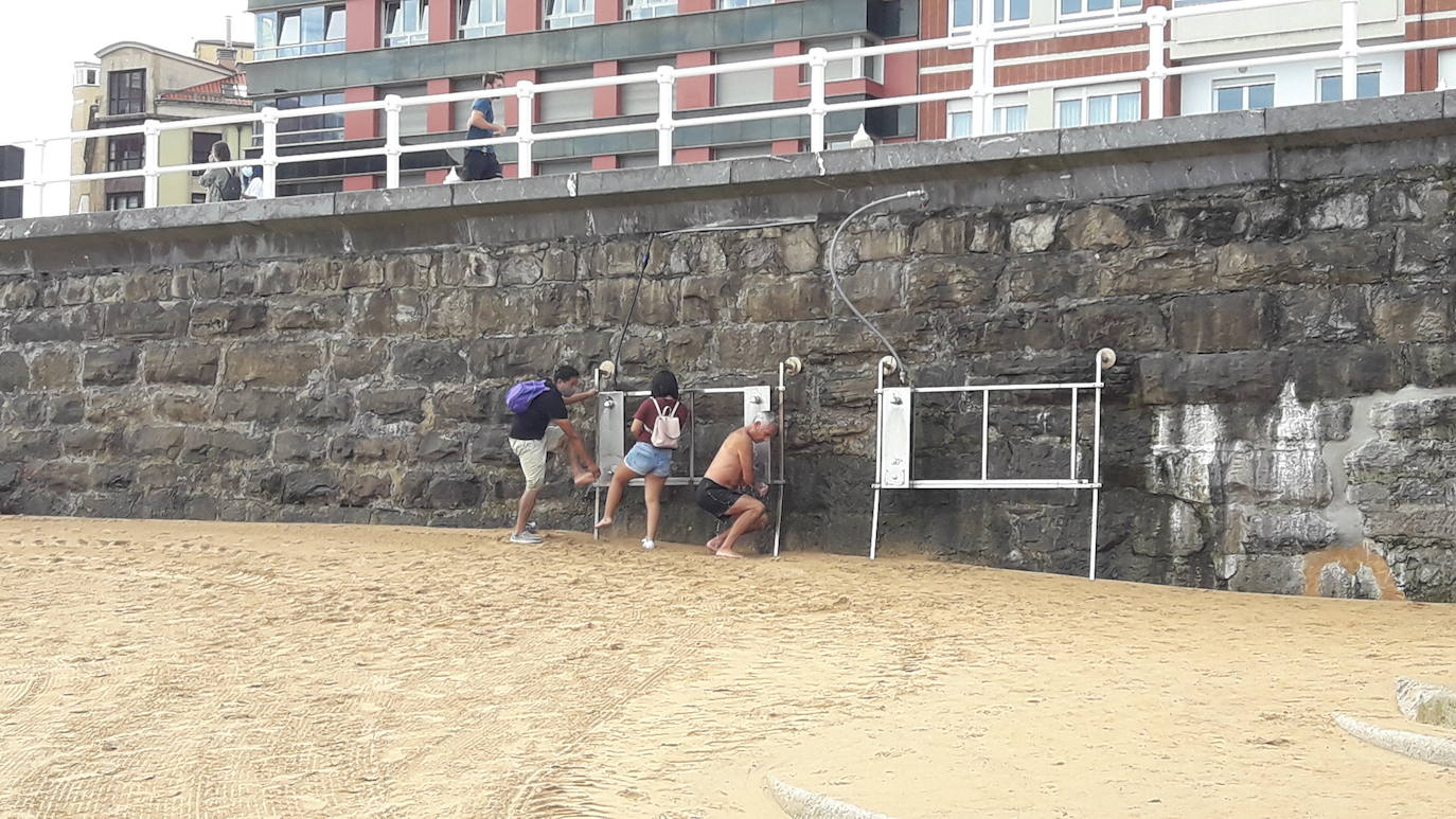 Varios bañistas en la playa de San Lorenzo.
