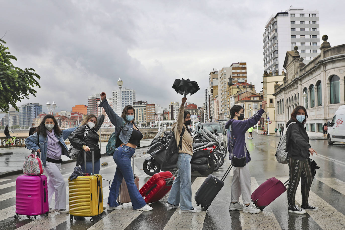 Un grupo de chicas salmantinas de camino a su hotel en Gijón.