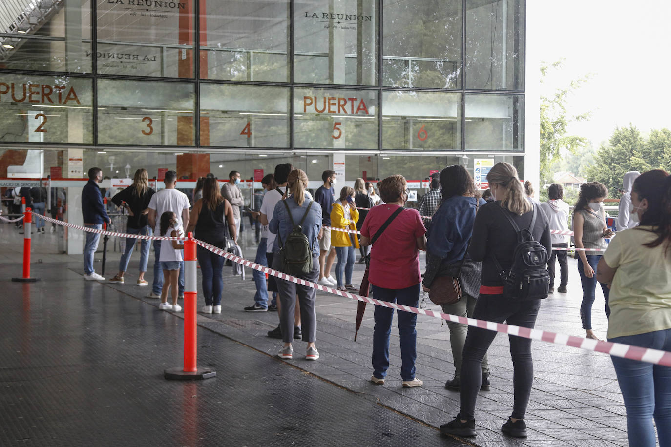  Un problema informático, que podría deberse a un hackeo, ha derivado hacia el ambulatorio de la avenida de José Manuel Palacio a quienes tenían que ser citados para recibir la vacuna, cuando en realidad la inmunización debía administrarse en el Palacio de Deportes de La Guía