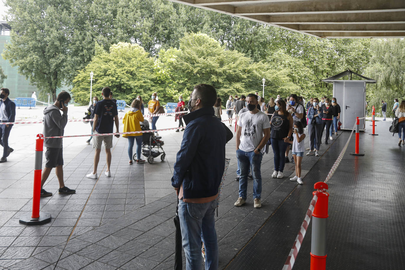  Un problema informático, que podría deberse a un hackeo, ha derivado hacia el ambulatorio de la avenida de José Manuel Palacio a quienes tenían que ser citados para recibir la vacuna, cuando en realidad la inmunización debía administrarse en el Palacio de Deportes de La Guía