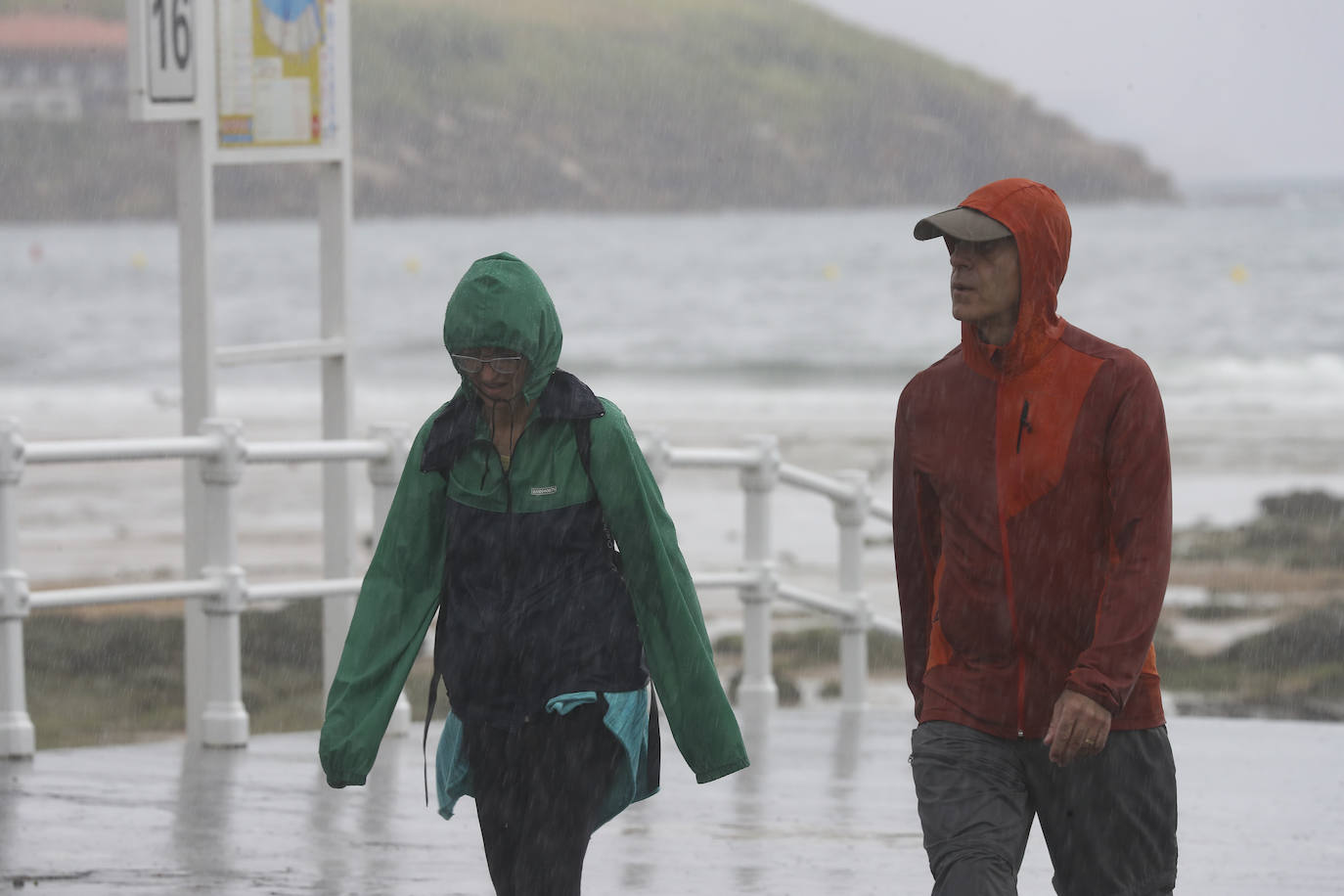 Está siendo un verano atípico en la costa asturiana, pero el mal tiempo no ha impedido que los bañistas se lancen a la playa de San Lorenzo con ganas de disfrutar del día. Algunos pasean, otros leen con la ropa puesta y los más valientes se atreven a darse un chapuzón. Cualquier plan es preferible a quedarse en casa.