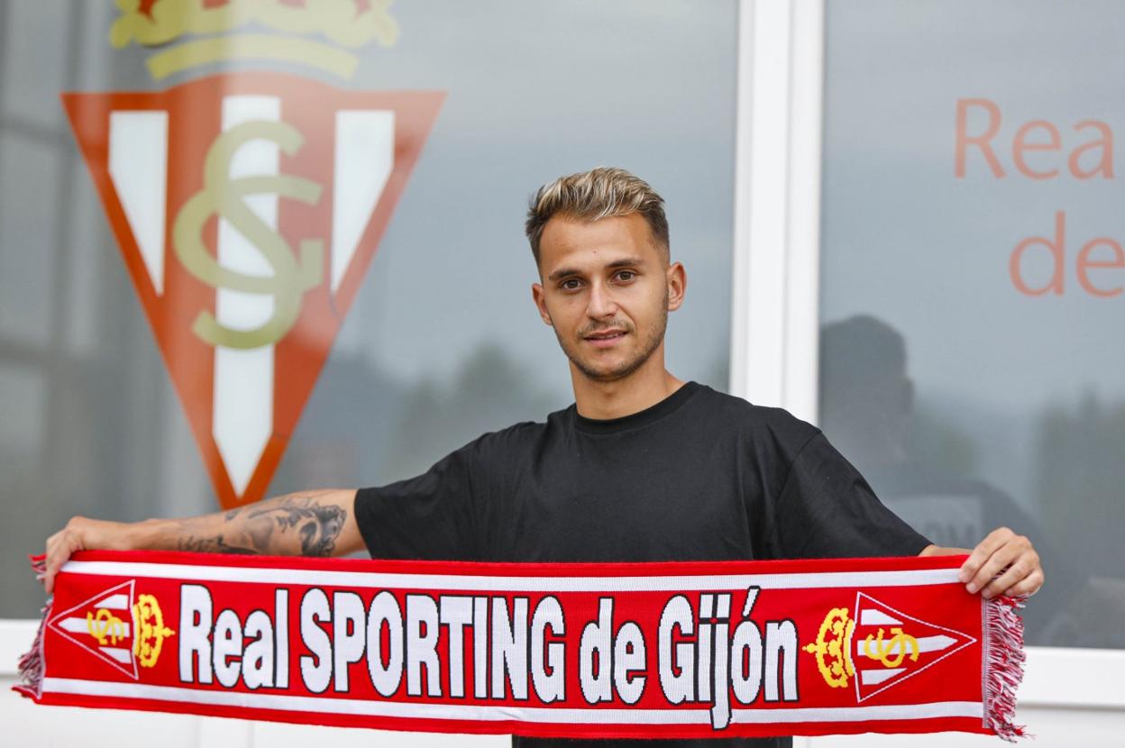 Fran Villalba, ayer, en Mareo con una bufanda del Sporting.