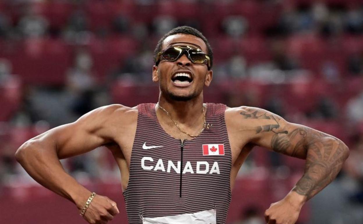 Andre de Grasse celebra su victoria en los 200 metros. 