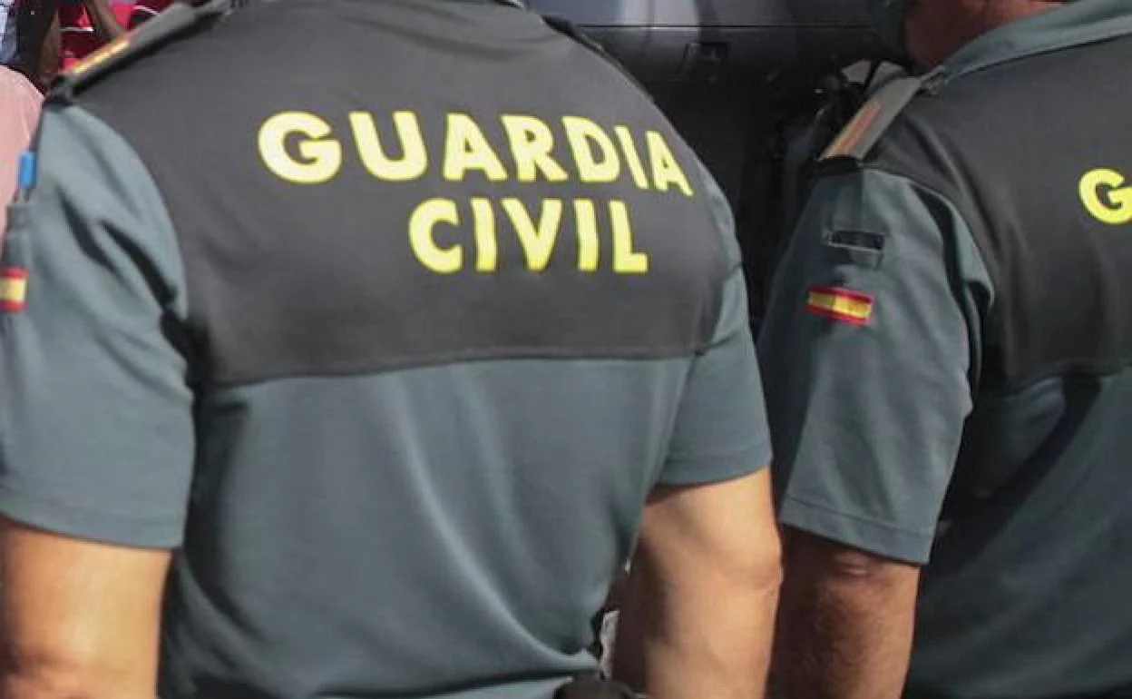 Dos guardias civiles heridos tras ser acuchillados en Salas