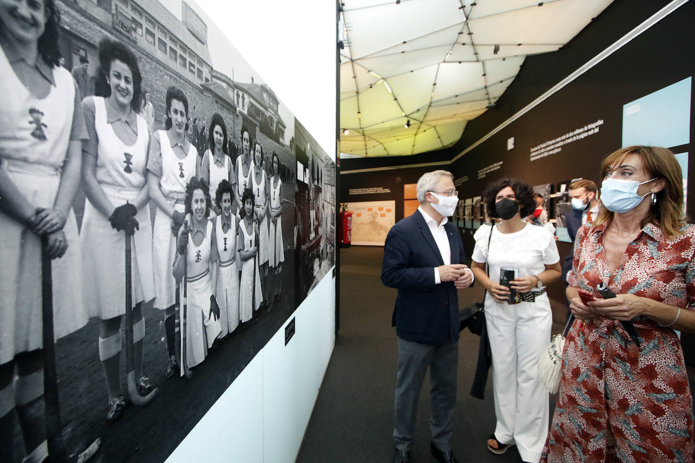 La Feria de Muestras ha acogido la exposición Semeyes, que recopila imágenes de tiempos pasados y ha contado con gran expectación en su inauguración.