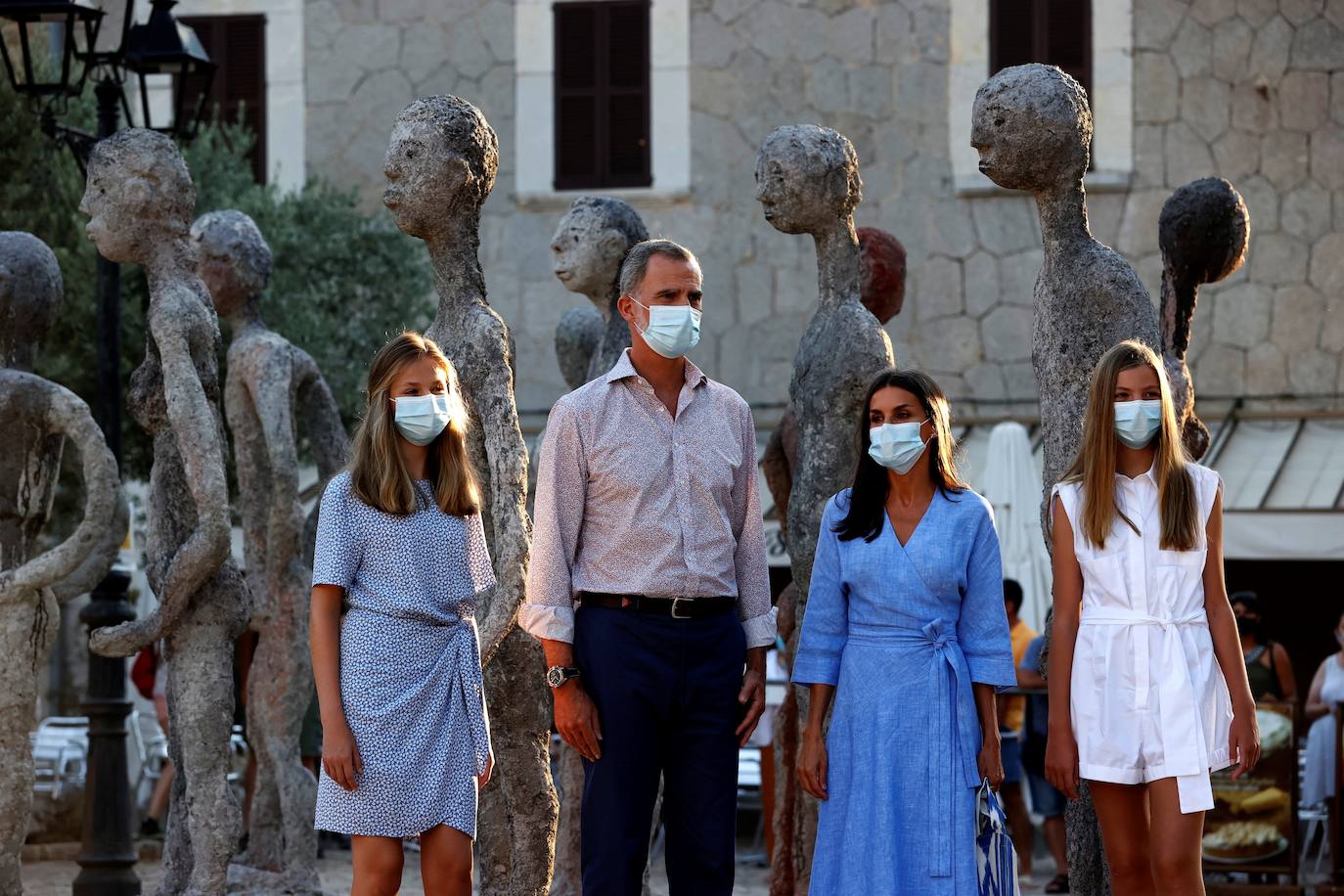 Enclavado en el corazón de la escarpada sierra de Tramuntana, a Lluc lo separan 53 kilómetros de Palma y decenas de zigzags, algunos más retorcidos que la mente de un psicópata. «Se me habían olvidado las curvas», comentó con humor don Felipe a las autoridades baleares al salir de su vehículo