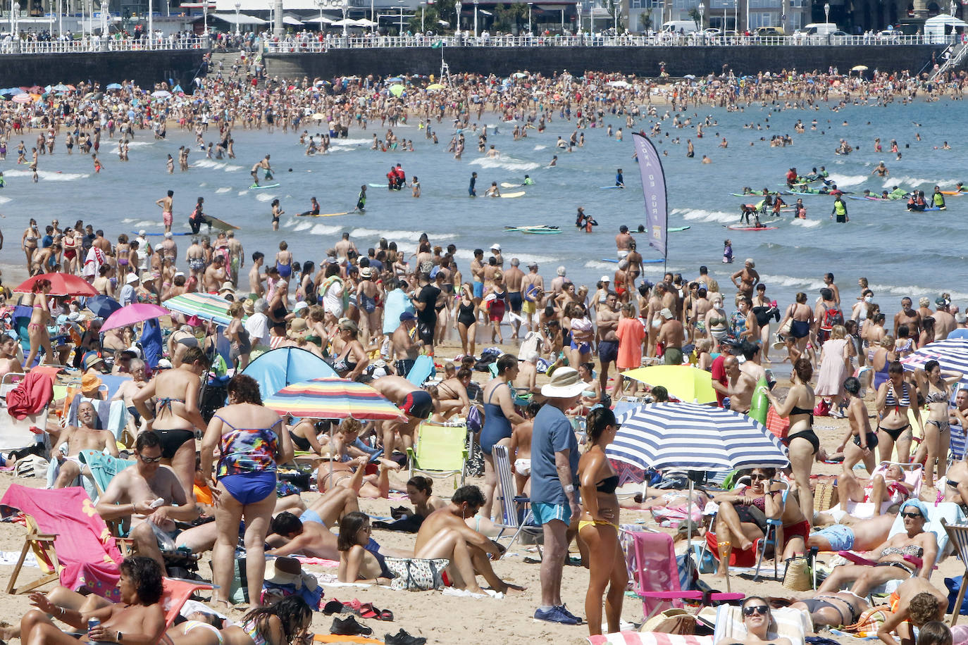 Los arenales de Gijón han estado a rebosar durante la primera parte de este soleado jueves. Sin embargo, el viento ha ido ganando protagonismo con el paso de las horas 